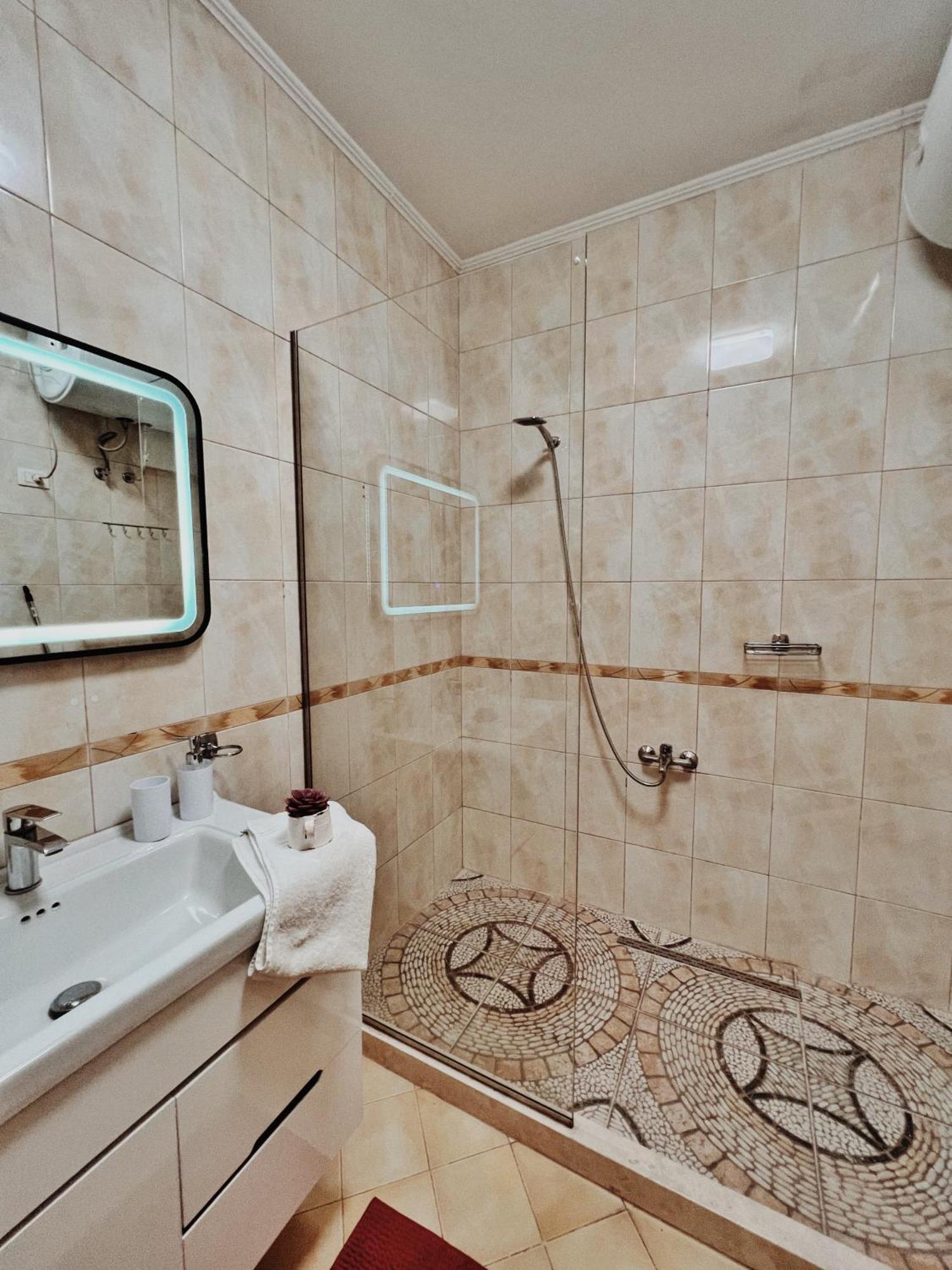 Cozy Rooftop Apartment - Your Home, Away From Home! Тирана Экстерьер фото